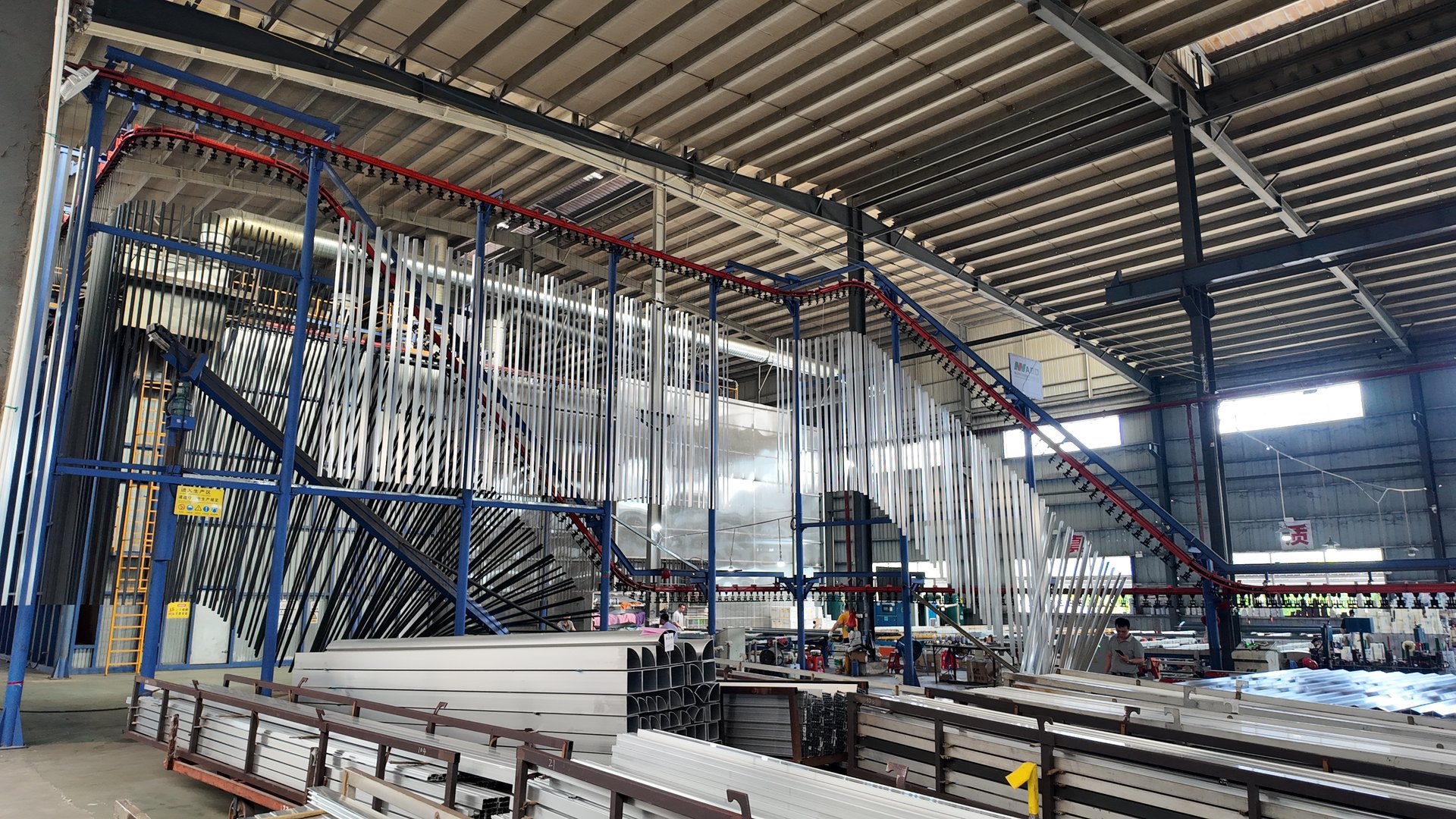 Suspended aluminum profiles on the spray-coating production line